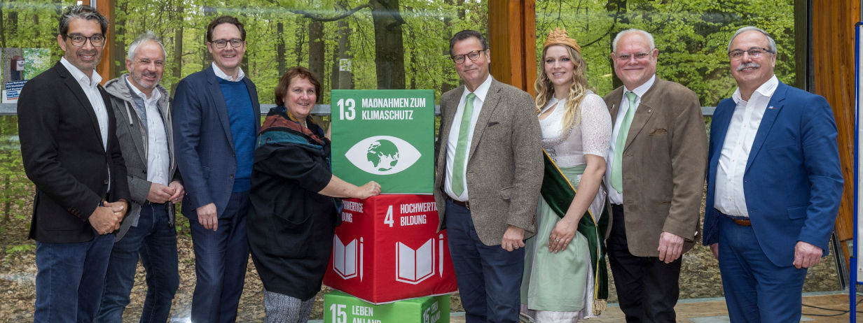 Dr. Andre Baumann MdL, Jürgen Rehm, Carsten Eisele, Theresa Schopper, Peter Hauk MdL beim Start des Bildungsprojekts „Wald.Klima.Ernährung“ 